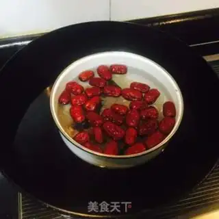 Make A silver spoon with red dates step 1