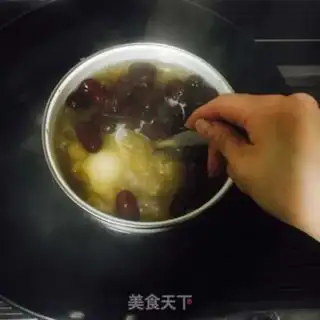 Make A silver spoon with red dates step 3