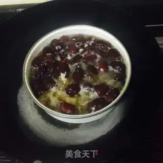 Make A silver spoon with red dates step 4