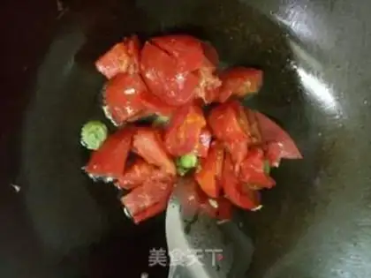 Make Tomato beef soup fried eggs step 1