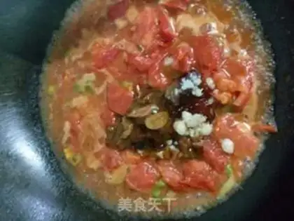 Make Tomato beef soup fried eggs step 2