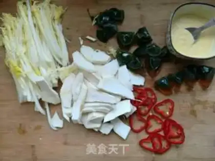 Make Eggs and dolls and egg soup step 1
