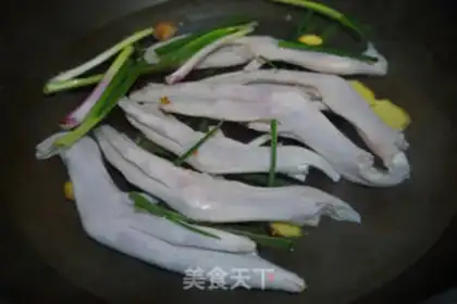 Make Spicy goose palms step 1