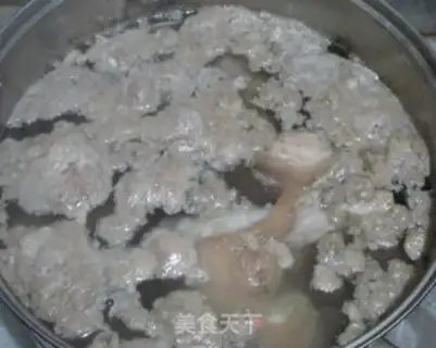 Make Maran head pigbone soup step 1
