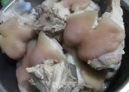 Make Maran head pigbone soup step 2