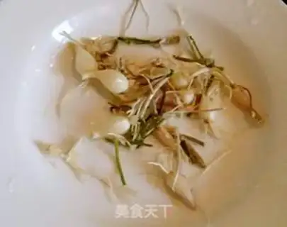 Make A piece of garlic and soy sauce step 1