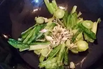 Make A piece of garlic and soy sauce step 5