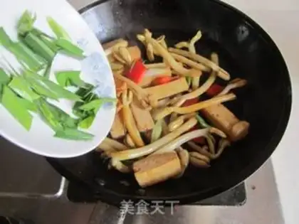 Make Peanut sprouts and tofu step 8