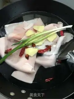 Make Home pig skin and onions step 0