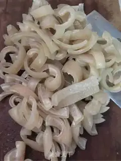 Make Home pig skin and onions step 1