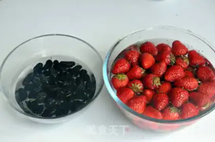 Make Strawberry saloon sauce step 0
