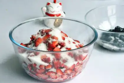 Make Strawberry saloon sauce step 1