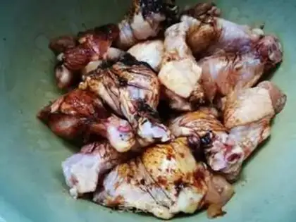 Make A black chicken with no water and garlic step 1