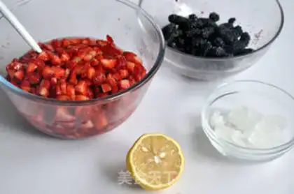Make Strawberry saloon sauce step 2