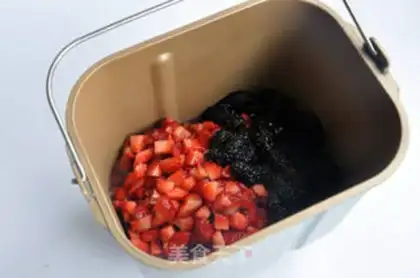 Make Strawberry saloon sauce step 3