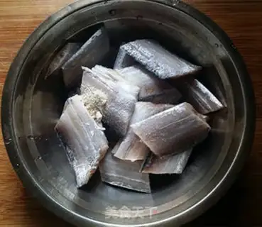 Make Japanese salad sauce and fish step 1