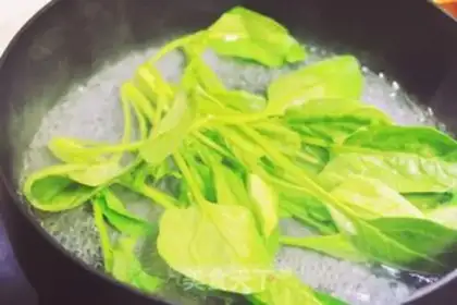 Make Shrimp spinach step 1