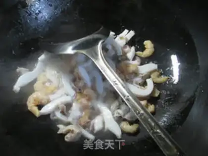 Make The sour is starting to fry the squid step 3