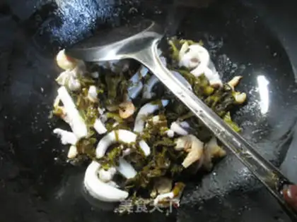 Make The sour is starting to fry the squid step 4