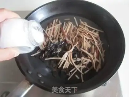 Make Scrambled eggs step 1
