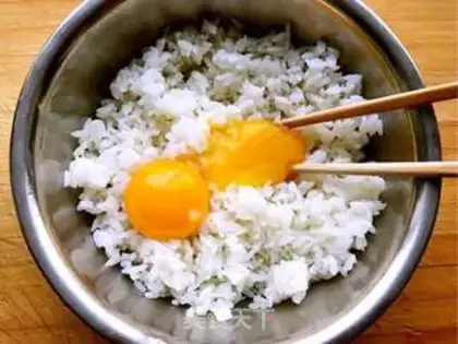 Make Sodium and egg fried rice step 2