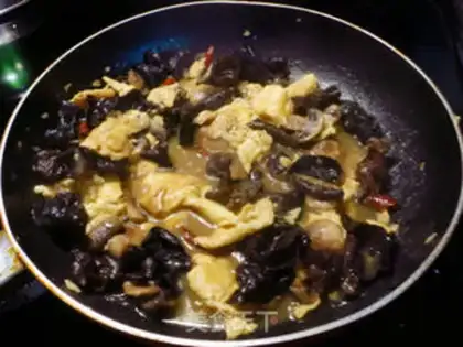 Make Mulberry fried eggs step 5