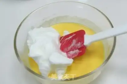 Make Double-colour tea cake rolls step 5