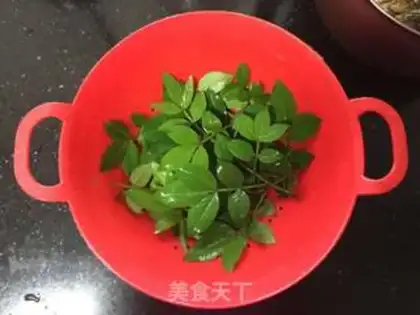 Make Pippai-leaf soup step 1