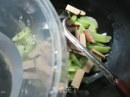 Make Eggs dry and fried step 3