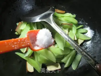 Make Eggs dry and fried step 5