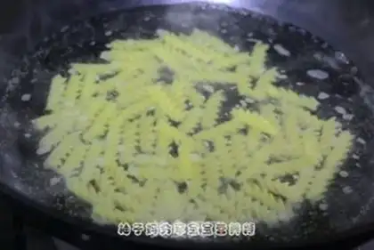 Make Curry pasta step 1