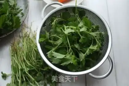 Make Egg soup step 1