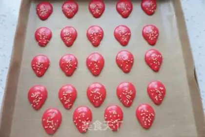 Make French strawberry macaron step 9