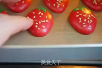 Make French strawberry macaron step 11