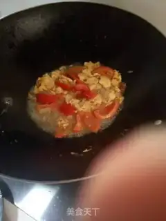Make Tomato fried eggs step 1