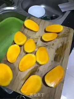 Make Fresh cream mango mousse step 1