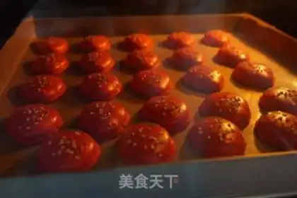 Make French strawberry macaron step 13