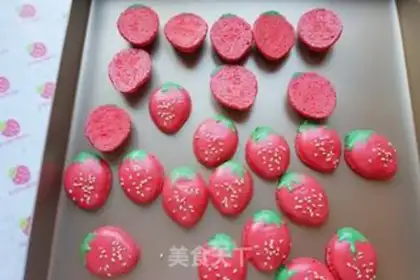Make French strawberry macaron step 14