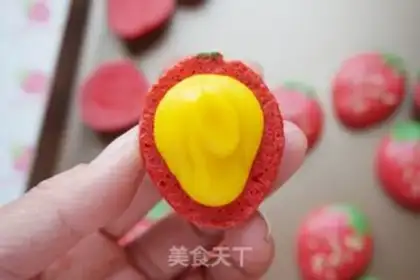 Make French strawberry macaron step 18