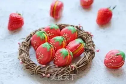 Make French strawberry macaron step 19