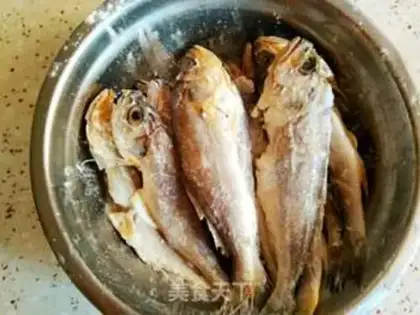 Make Dry-fried yellowfish step 0