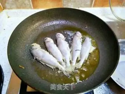 Make Dry-fried yellowfish step 1