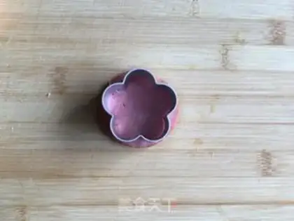 Make A flower sandwich step 1