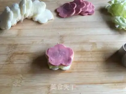 Make A flower sandwich step 4