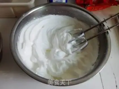 Make Christmas strawberry cake step 4