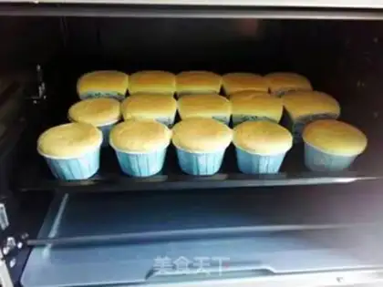 Make Christmas strawberry cake step 7