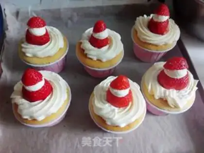Make Christmas strawberry cake step 11
