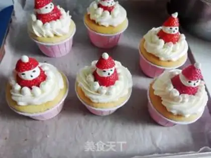 Make Christmas strawberry cake step 12