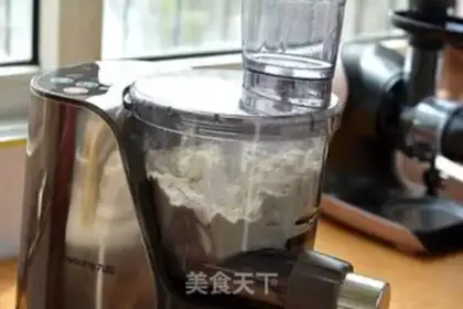 Make Spicy tritium noodles step 2