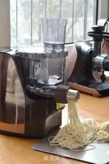 Make Spicy tritium noodles step 4